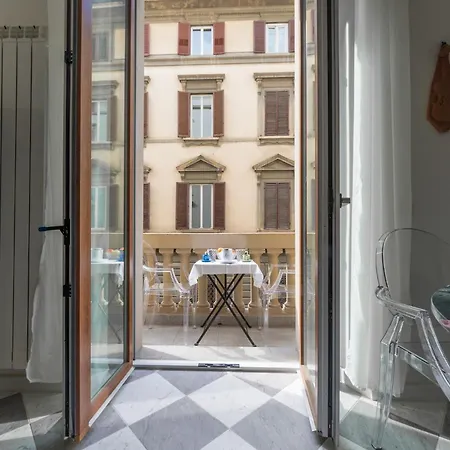 Stradivari Apartman *